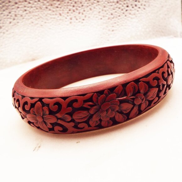 VINTAGE CHINESE DARK RED CARVED CINNABAR FLORAL DESIGN BANGLE BRACELET 29 - Picture 1 of 3